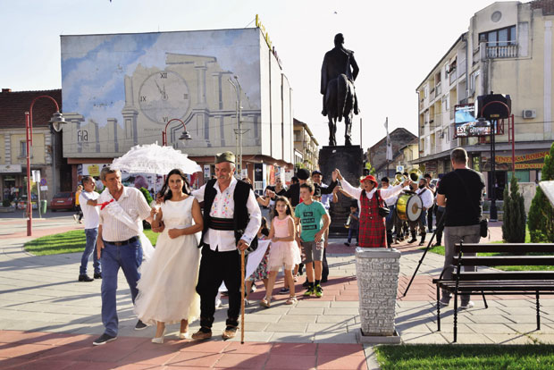 “Кумова женидба” хит у Лапову: Дејан је снимио филм без динара, глумци право са њиве стали пред камере (ФОТО/ВИДЕО)